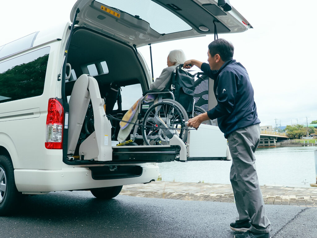 車椅子を車から降ろす様子