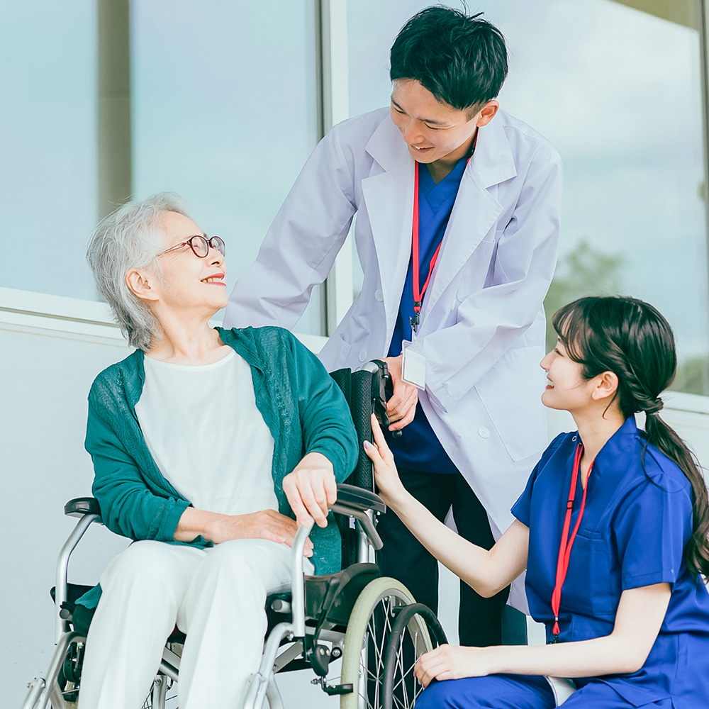 医師と話す車椅子の女性